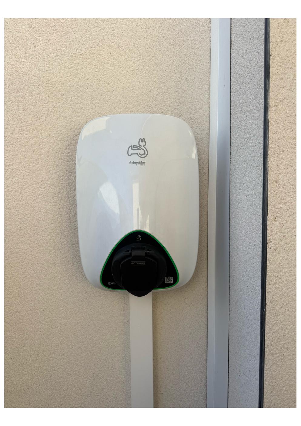 Borne de recharge Schneider Electric installée par DIM POWER